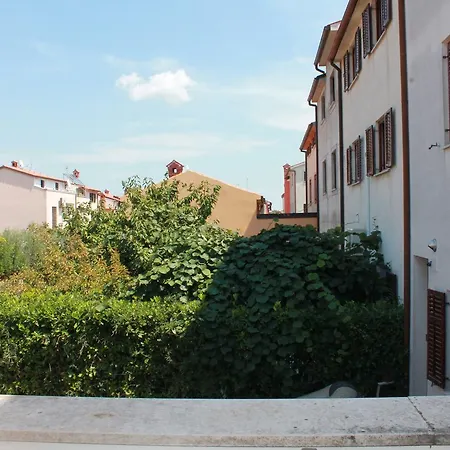 Ana 아파트 풀라